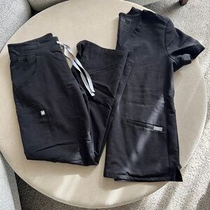 Figs Women’s Black Scrub Set (PETITE pants)